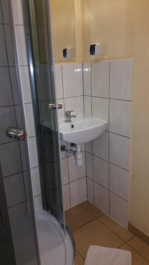 Pokoje Goscinne "U Karola" Pracownicze Ścinawa 外观 照片
